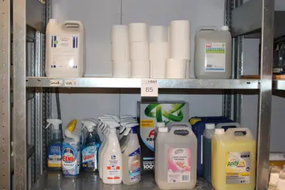 Schoonmaakproducten waaronder zeep, soda, schuursponsjes en wasmiddel op vier stellingdelen – kavel bij HNVI, Eindhoven