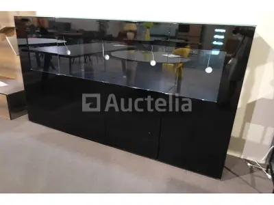 Gelakte vitrine – kavel bij Auctelia, Mont-de-l'Enclus