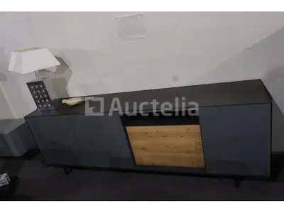 Dressoir met lamp – kavel bij Auctelia, Mont-de-l'Enclus