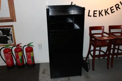 Metalen afvalbak met deur en dienbladenschap. Opknapper met diverse gebreken – kavel bij HNVI, Eindhoven