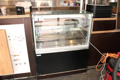 Koelvitrine MAFIROL met onderkoeling. Afmeting 96 x 110 x 121 cm – kavel bij HNVI, Eindhoven