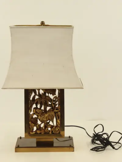 Decoratieve Aziatische tafellamp uit messing en handgesneden hout – kavel bij De Kringwinkel, Antwerpen