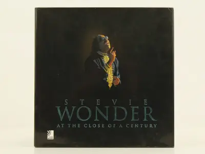 Stevie Wonder: At the Close of a century compilation Produced by Harry Weinger Executive producers: Stevie Wonder and Kedar Massenburg – Ear Books – kavel bij De Kringwinkel, Antwe