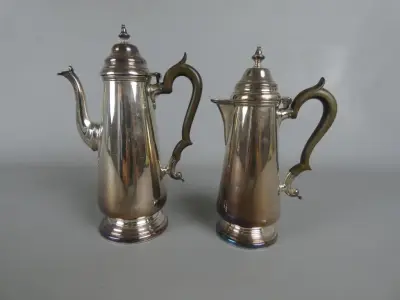 Set van 2 vintage zilverkleurige koffie- en theepotten – kavel bij De Kringwinkel, Diest