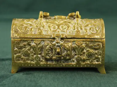 Goudkleurige metalen sieradenkist met reliëf – kavel bij De Kringwinkel, Antwerpen