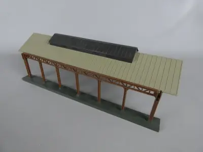 Model treinperron met overkapping – kavel bij De Kringwinkel, Diest