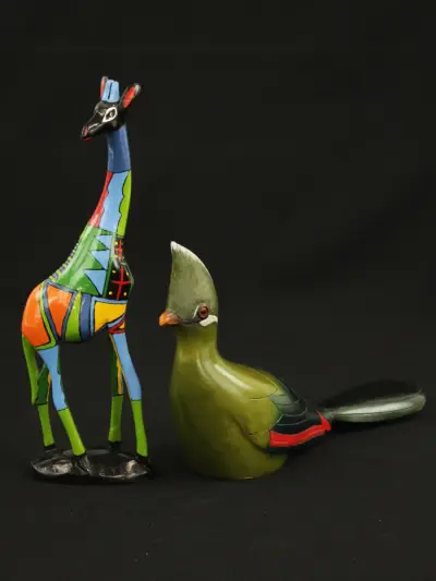 Feathers Gallery Knysna Lourie Nr. 1712/2000 + Pop-Art Giraf Hout – kavel bij De Kringwinkel, Antwerpen