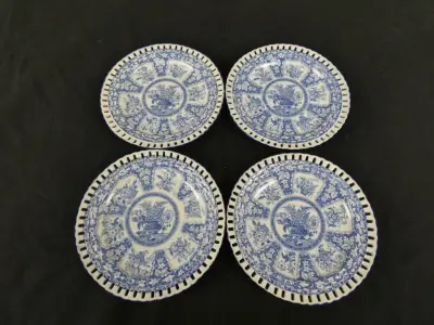 Set van 4 decoratieve blauwe en witte borden met opengewerkte rand – kavel bij De Kringwinkel, Diest