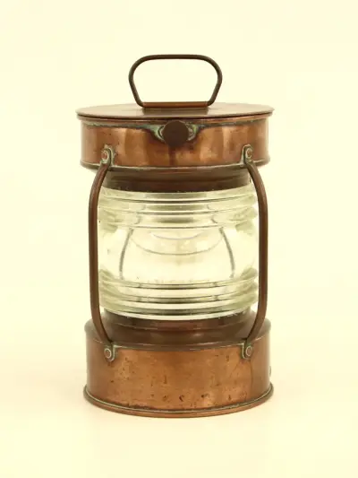 Antieke koperen scheepslamp – Ankerlicht met Fresnel-lens – kavel bij De Kringwinkel, Antwerpen