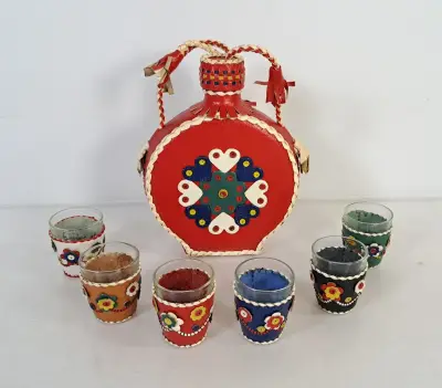 Vintage folkart drankset met leren fles en zes glaasjes – kavel bij De Kringwinkel, Turnhout