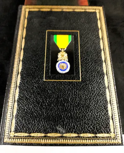 Boek: La Médaille Militaire – Michel Massian – Luxe editie met cassette – Éditions Neuf (1972) 3e druk – kavel bij De Kringwinkel, Turnhout