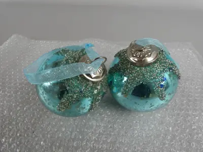 2 turquoise kerstballen – kavel bij De Kringwinkel, Diest