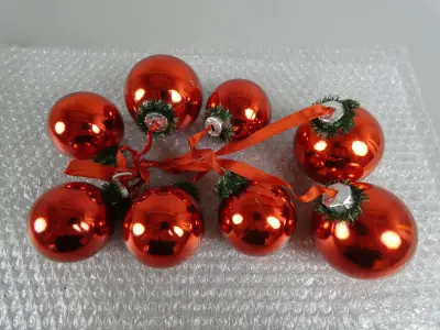 Rode kerstbal slinger – kavel bij De Kringwinkel, Diest