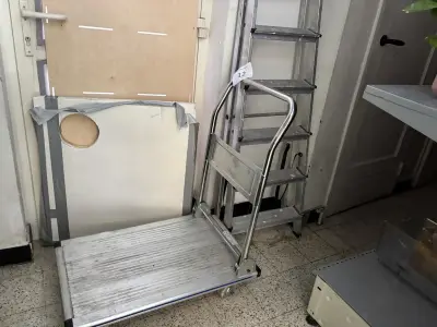 2x Trapladder Nn & Verrijdbare Kar – kavel bij Hammertime