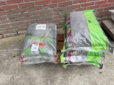 2 Zakken canadian slate black, 3 zakken lava 8/16 – kavel bij HNVI, Valkenswaard