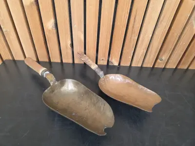 2 Antieke Koperen Kolenschopjes – kavel bij Hammertime