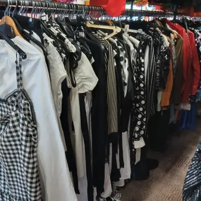 Ca. 141x Zwart wit feestkleding en Rockkleding – kavel bij Onlineveilingmeester, Drachten
