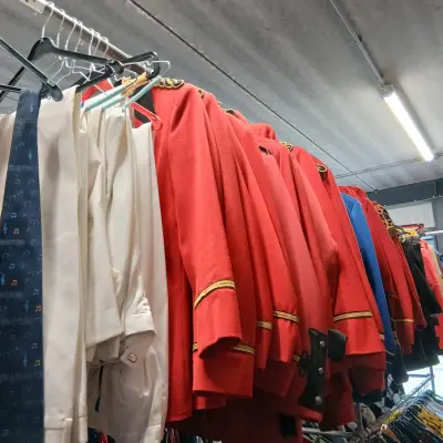 Ca. 57x Fanfare kleding – kavel bij Onlineveilingmeester, Drachten