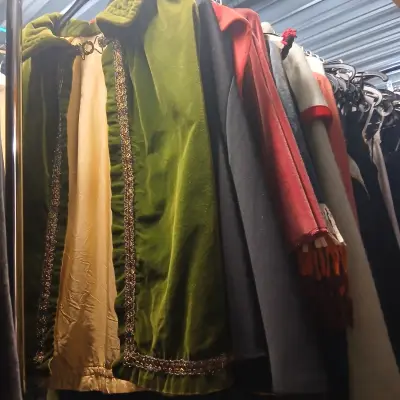 Ca. 37x Middeleeuwse kleding, lakeijassen en broeken – kavel bij Onlineveilingmeester, Drachten