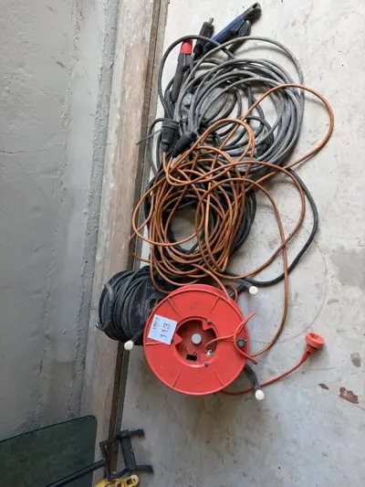 2 Haspels met kabel en diverse stroomkabels – kavel bij HNVI, Valkenswaard