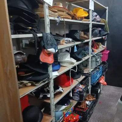 Helmen hoeden, motorhandschoenen, etc – kavel bij Onlineveilingmeester, Drachten