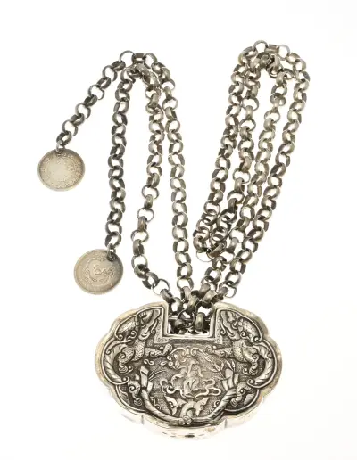 Chinees zilveren amulet aan ketting – kavel bij Twents Veilinghuis