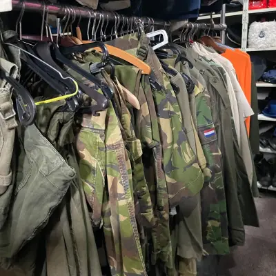 Ca. 56x Legerkleding authentiek + accessoires – kavel bij Onlineveilingmeester, Drachten