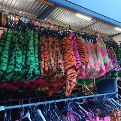 Ca. 122x Carnaval feestkleding neon – kavel bij Onlineveilingmeester, Drachten