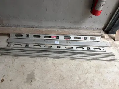 3 Waterpassen en 6 aluminium rijen – kavel bij HNVI, Valkenswaard