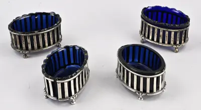 4 Zilveren zoutvaten met blauw glas – kavel bij Twents Veilinghuis