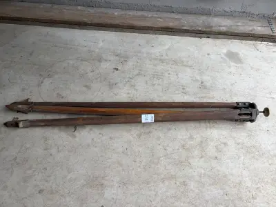 Antieke landmeter driepoot, te gebruiken als lampstandaard – kavel bij HNVI, Valkenswaard