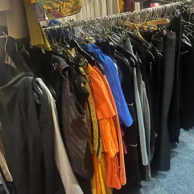 Ca. 98x Donkere kleding – kavel bij Onlineveilingmeester, Drachten