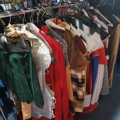 Ca. 44x Diverse middeleeuwse/ ridderkleding – kavel bij Onlineveilingmeester, Drachten