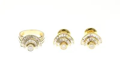 Gouden oorstekers en ring met diamant, halfrond – kavel bij Twents Veilinghuis