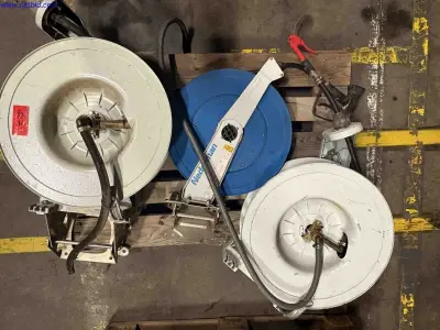 2 Spring-driven hose reels with dispensing gun NEDERMAN – kavel bij NetBid, Sint Baafs Vijve