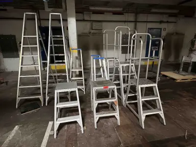 10 Aluminium step ladders and warehouse platform steps with handrails VGS Solide – kavel bij NetBid, Sint Baafs Vijve