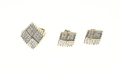 Gouden oorstekers en ring met diamant, ruitvorm – kavel bij Twents Veilinghuis