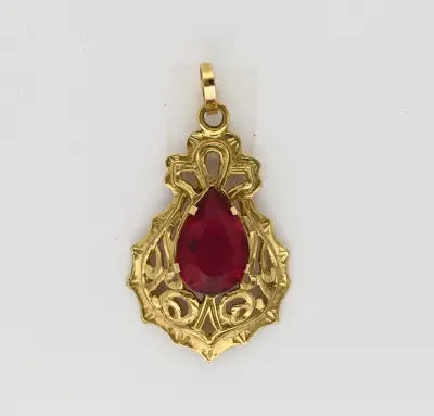 Gouden hanger met rode steen – kavel bij Twents Veilinghuis