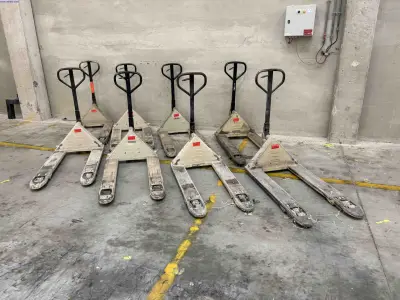 8 Hydraulic pallet trucks Crown PTH 27-45 Series – kavel bij NetBid, Roterijstraat 205-8793 Waregem