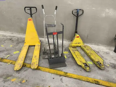 2 Hydraulic and high-lift pallet trucks Crown – kavel bij NetBid, Roterijstraat 205-8793 Waregem