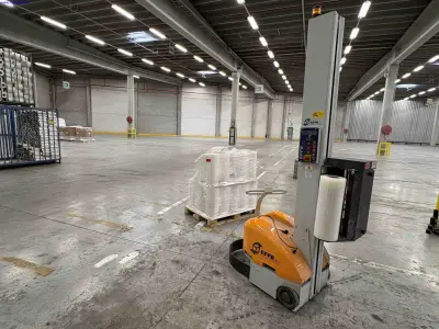 Self-propelled semi-automatic pallet stretch wrapping machine EFFE 3T Oscar V.5 – kavel bij NetBid, Roterijstraat 205-8793 Waregem