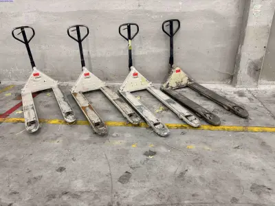 4 Wide-fork hydraulic pallet trucks Crown – kavel bij NetBid, Roterijstraat 205-8793 Waregem