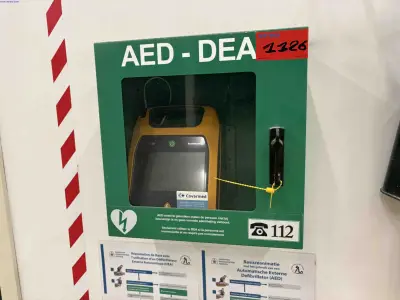 Defibrillator in wall mounted storage cabinet Mindray Beneheart D1 – kavel bij NetBid, Roterijstraat 205-8793 Waregem