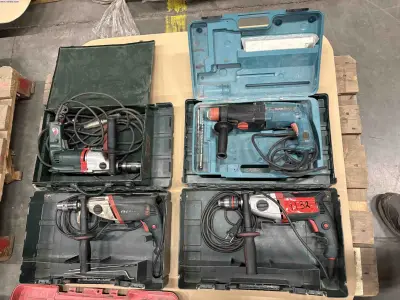 1 Set Mains electric drills Makita BEV 1300-2 / SBE 1100 Plus / HR2400 – kavel bij NetBid, Roterijstraat 205-8793 Waregem