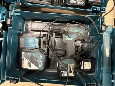 1 Set Power hand tools and drill bits Makita – kavel bij NetBid, Roterijstraat 205-8793 Waregem