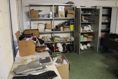 Equipements de soudure ( vêtements, gants, etc) + étagère + armoire métallique – kavel bij Trans Executive