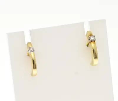 Gouden oorstekers met diamant – kavel bij Twents Veilinghuis