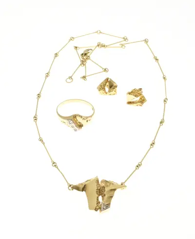 Gouden set Finse stijl, ring, choker, oorknoppen – kavel bij Twents Veilinghuis