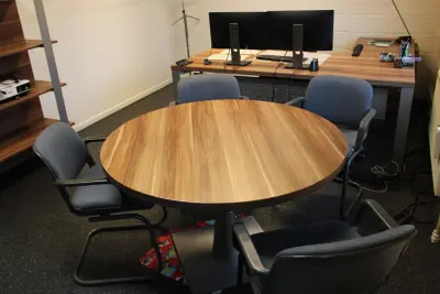Bureau direction, table réunion, rétroprojecteur, etc – kavel bij Trans Executive
