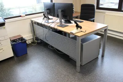 2 bureaux d'angle + matériels informatiques – kavel bij Trans Executive